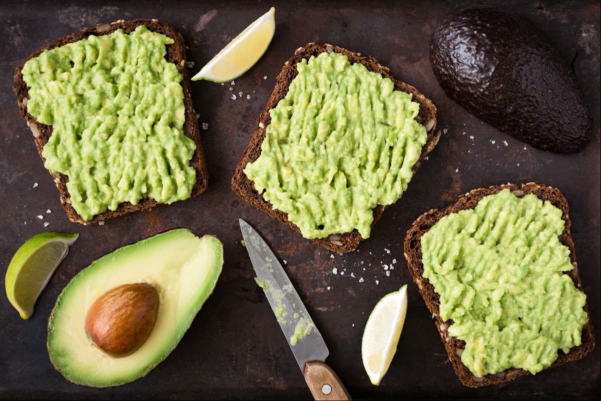 Para tener un buen desayuno puedes incluir la mitad de un aguacate maduro en un pedazo de pan integral.