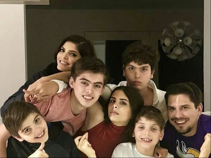 “En esta bipolaridad de la vida, donde las emociones suben y bajan, hoy me toca compartir un momento en familia donde estoy agradecida con el TODO PODEROSO, por la fortuna de estar con dos de mis hijos, aunque yo, (como mamá gallina) quisiera estar con todos. Hoy me tocó con estos dos pedazos de alma”, escribió al cantante en sus redes sociales, luego de que en febrero de este año compartiera imágenes de un viaje que realizó con su hijo Emiliano Gallardo y su hijo adoptivo, José Emilio.