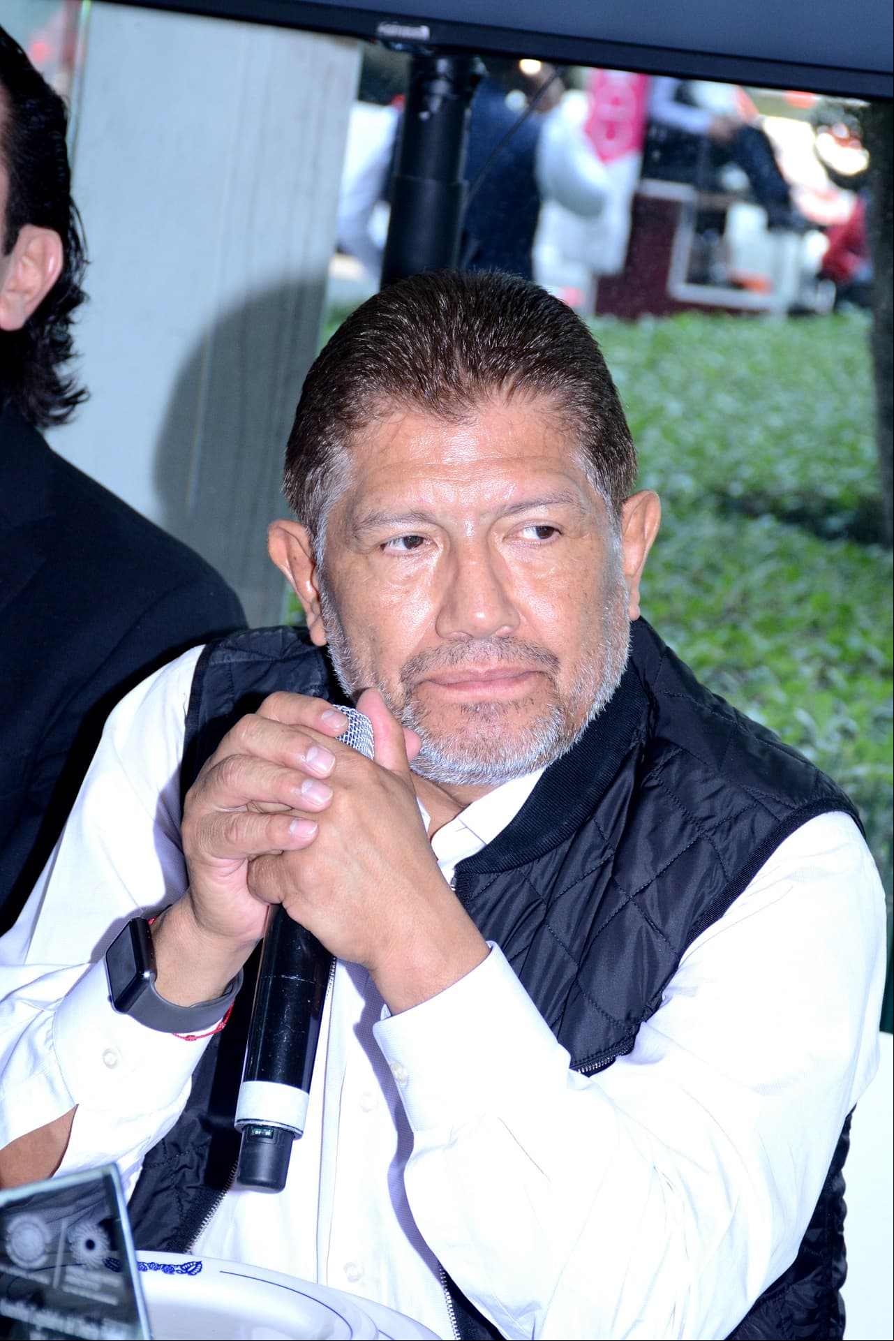 Juan Osorio muestra fotografía de los hombres que lo golpearon y asaltaron su casa