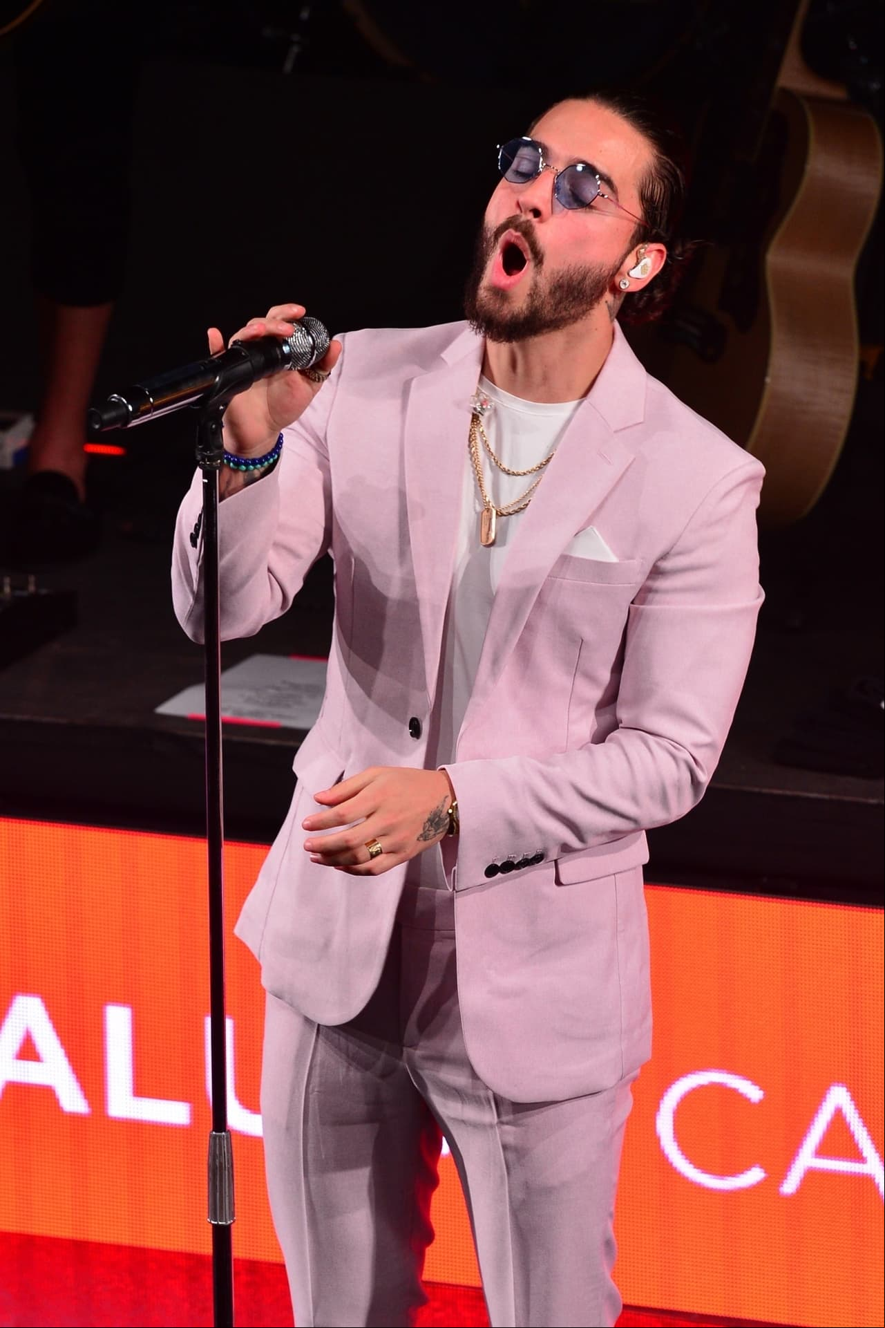 Maluma canta acerca de la unión entre países, desde Colombia hasta Rusia, por un motivo: la afición al deporte y la celebración.