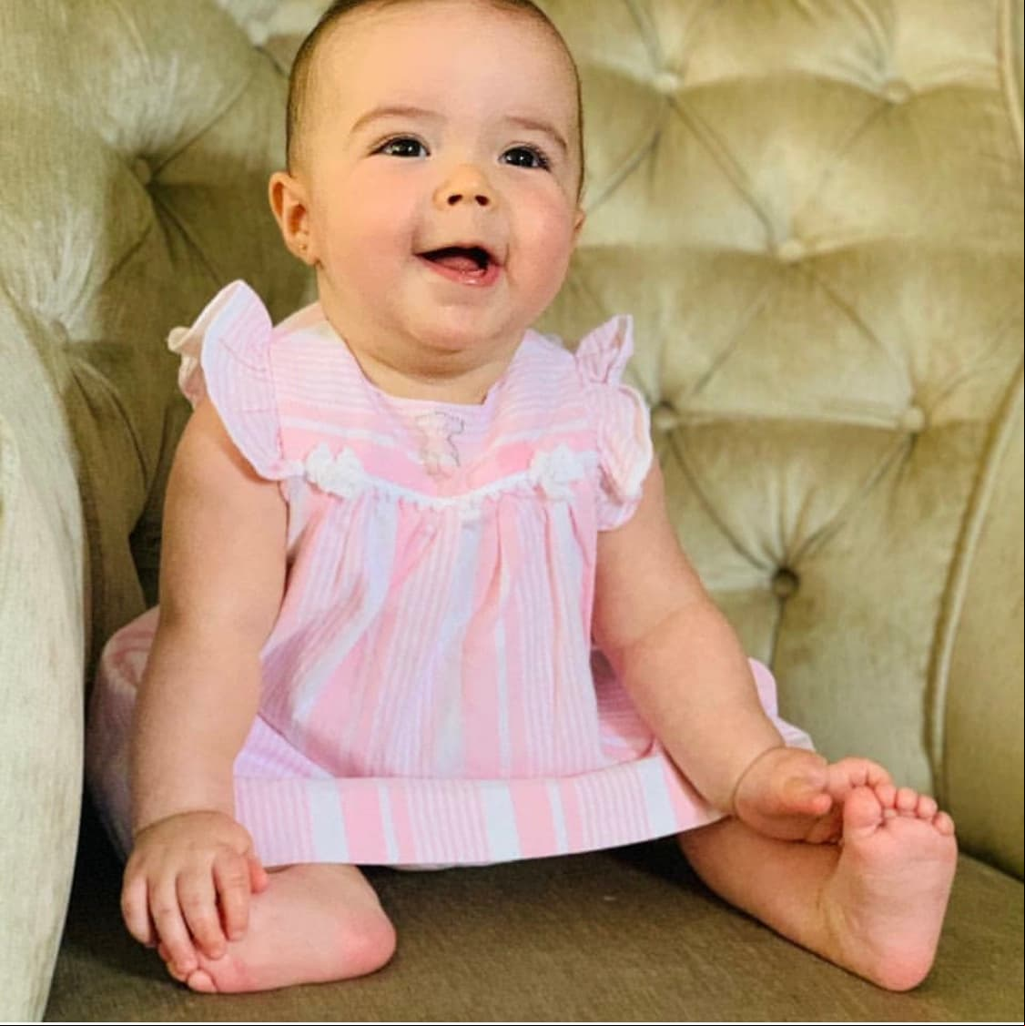 Y es que, aunque Claudia Álvarez ha mostrado a su pequeña con vestidos y conjuntos de bebé, también la ha disfrazado con divertidos disfraces. Desde borreguita hasta a abejita, míralos a continuación.
