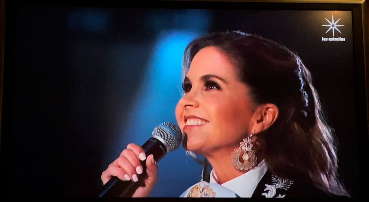 Como cada año, Lucero estuvo presente en las Mañanitas a la Virgen. En esta ocasión con un emotivo discurso antes de interpretar “Amémonos”. “Virgencita nuestra, aquí estoy. No puedo faltar para darte las gracias por nuestras familias, por nuestros hijos, por nuestro padres. Juntos ponemos la mirada en ti para que seas la luz de nuestro camino. Para ti va mi canto, dulce madre mía”.