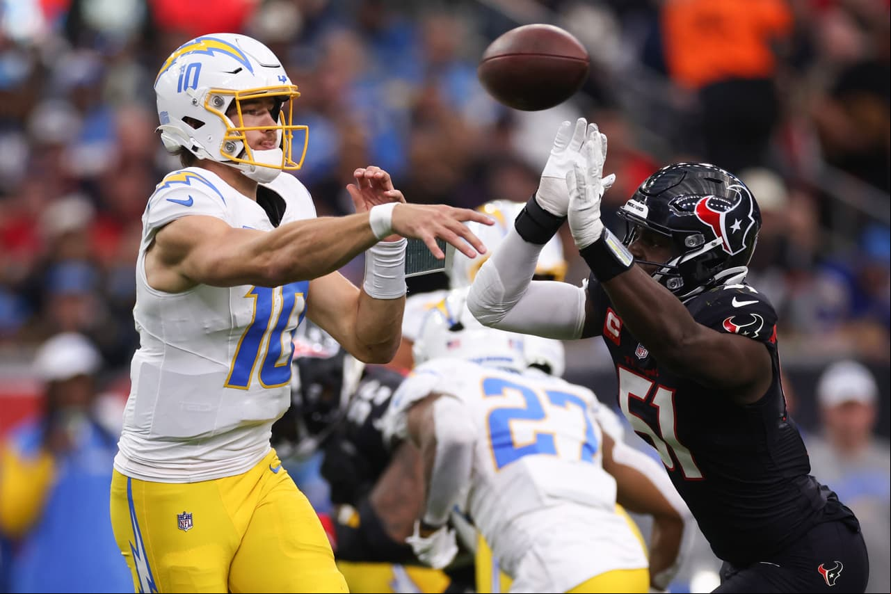 ¡Terrible tarde de Chargers! Texans avanza en los Playoffs de la NFL