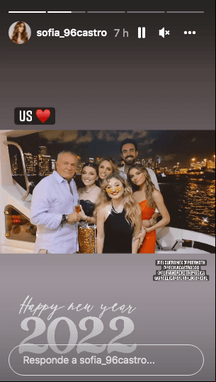 Sofía CastroLa joven actriz compartió una imagen donde aparece sus papás Angélica Rivera y José Alberto “El Güero” Castro, así como sus hermanas Fernanda y Regina, además de su novio Pablo Bernot, navegando en un yate.