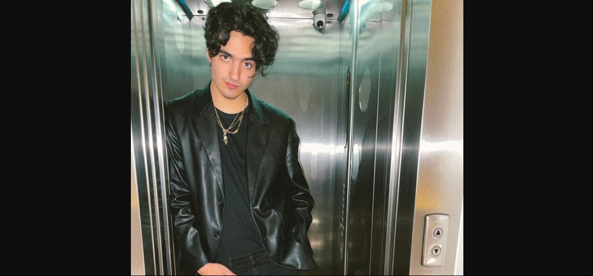 Sebastián tiene 18 años y siguió los pasos de sus padres, por lo que a su corta edad ha participado en telenovelas como 'Vencer el Desamor', 'Soltero con hijas' y ahora la segunda parte de 'Corona de lágrimas'.