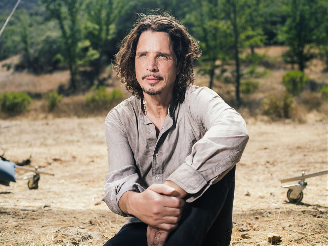 Chris Cornell fue hallado sin vida en el baño de un hotel en Detroit el 18 de mayo de 2017, luego de una presentación con la banda Soundgarden. Los análisis forenses indicaron que el cantante se ahorcó.