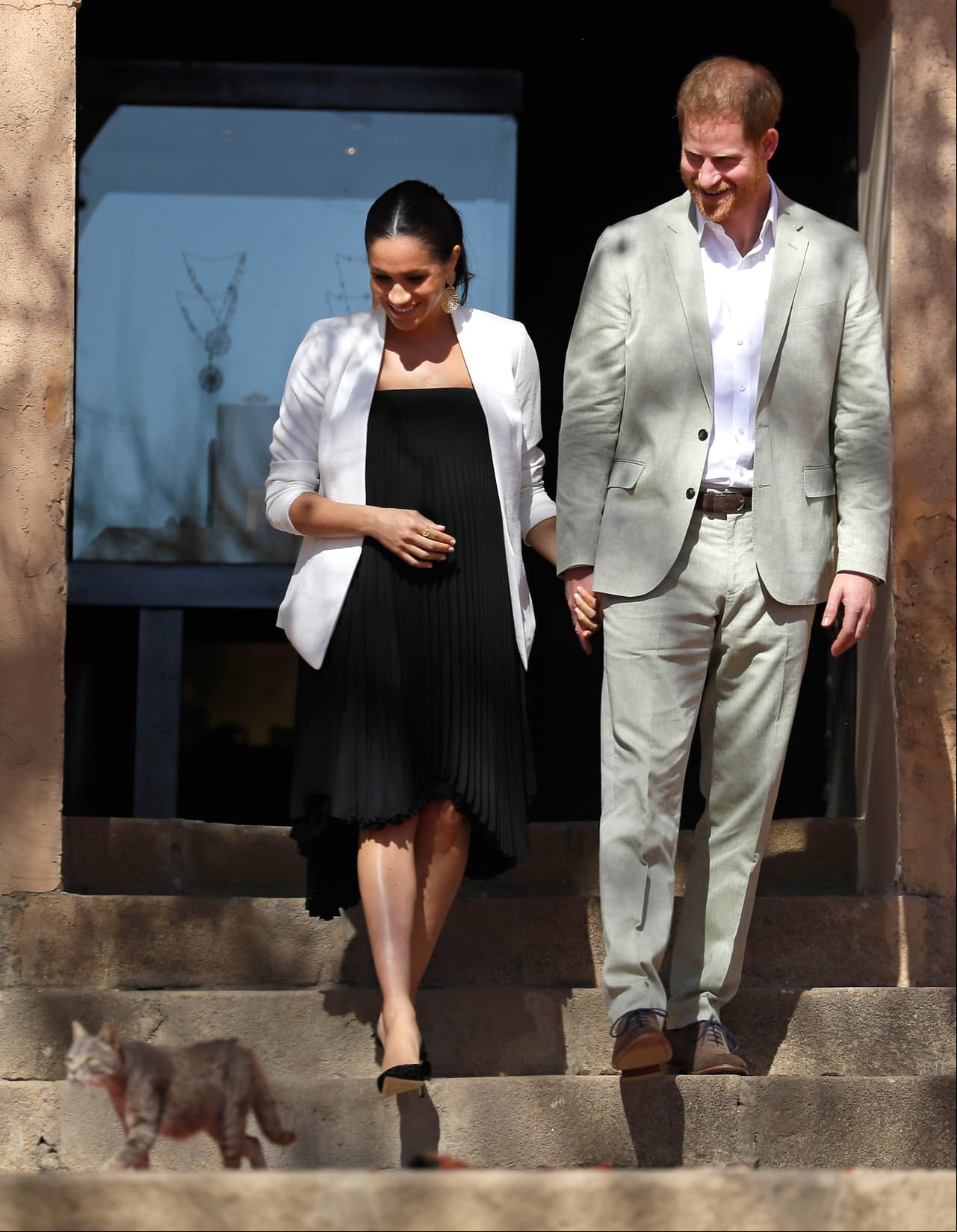 El 25 de febrero, la próxima a convertirse en madre presumió un vestido strapless, diseñado en tela negra plisada, que se dijo podría ser una falda que usó tiempo atrás; blazer blanco de Babaton, stilettos de 8 pulgadas con polka dots de Manolo Blahnik y un par de aretes de oro de la firma Gas Bijoux.