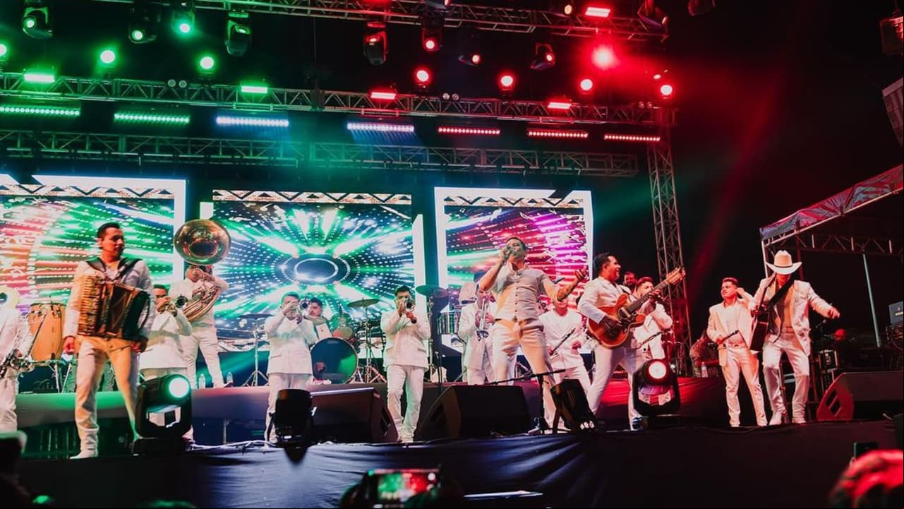 Edwin Luna en uno de los conciertos de La Trakalosa