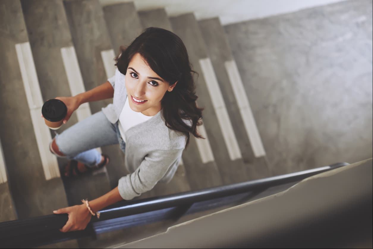 Realiza ejercicio. Si eres de las personas que no tienen tiempo, puedes moverte subiendo por las escaleras y caminando a los lugares más cercanos.