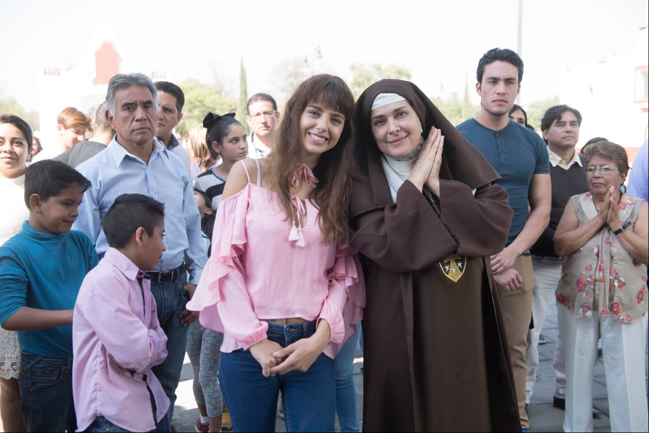 Isaura Espinoza y Michelle Renaud también formaron parte de esta importante escena de la semana de estreno de Hijas de la luna.