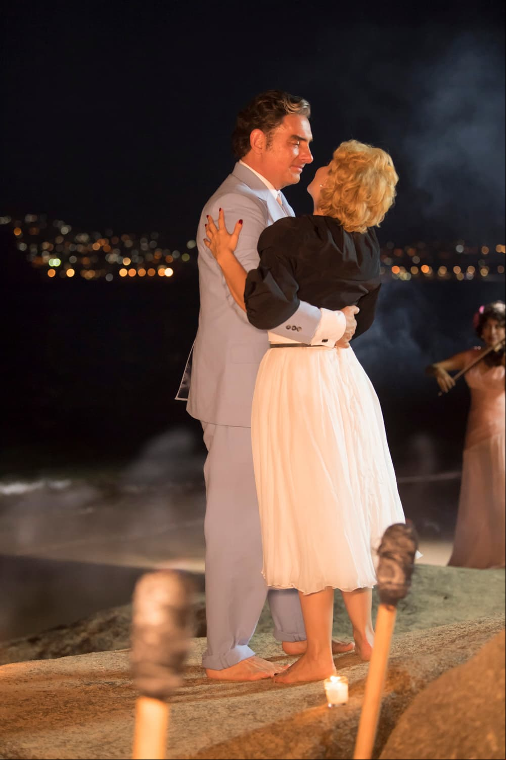 Así es como la felicidad fue muy corta, poco tiempo después, Silvia se enteró que Emilio regresó con Rocío con quien pronto se casaría.