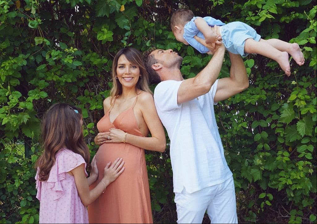 El pasado 10 de mayo, David Bisbal y su esposa Rosanna Zanetti compartieron en Instagram un bello retrato familiar en el que confirmaron que esperan otro bebé. “La familia sigue creciendo y no podemos ser más felices. Bebé en camino #4Meses”, dijo la actriz venezolana.