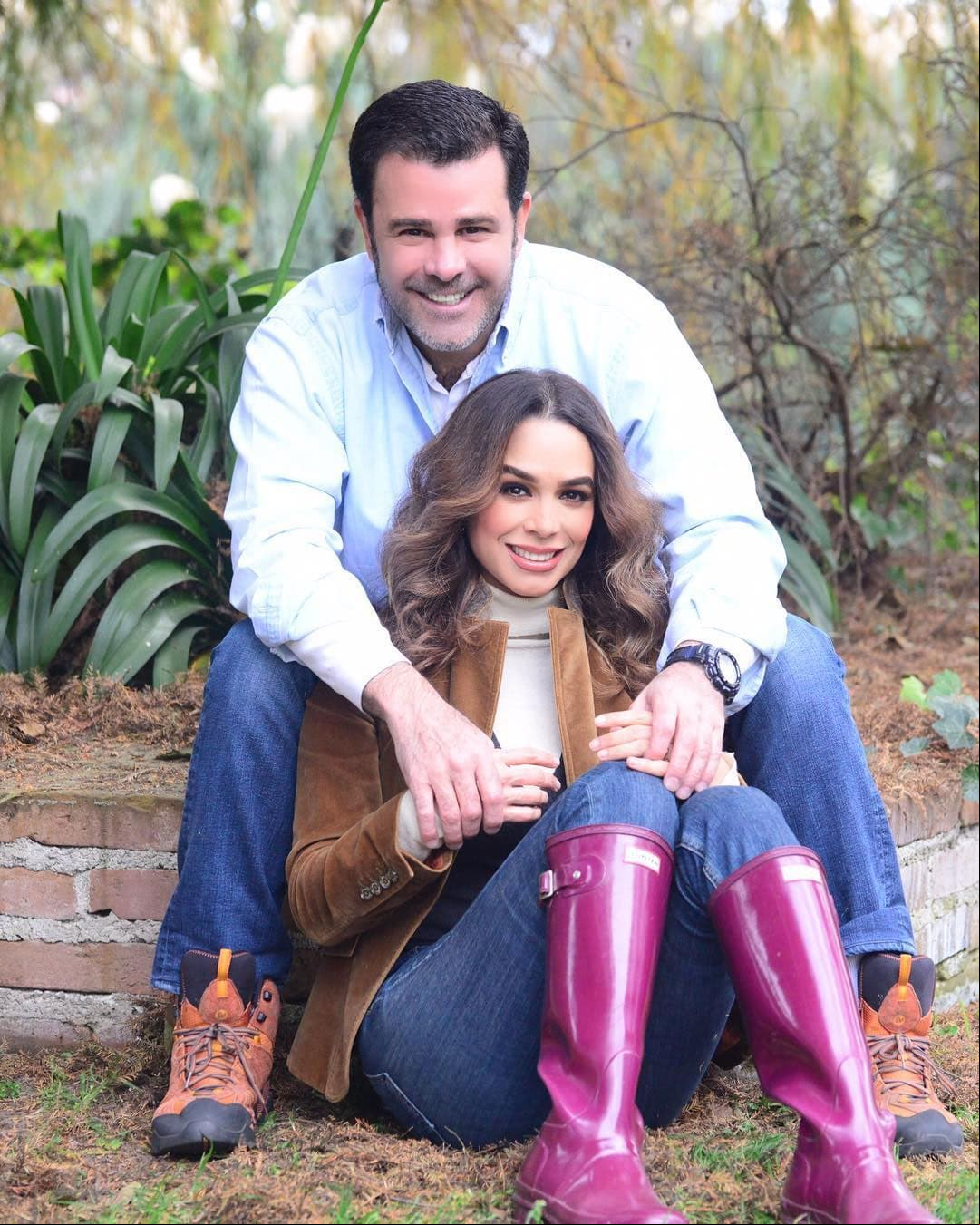 “Hoy en día sigo igual o más enamorado de mi esposa y me siento muy satisfecho. Pensar o llegar a imaginarme que algún día podríamos estar separados es algo que no puedo ni concebir, no me cruza la idea por la mente”, expresó Capetillo, tras cumplir siete años junto a su esposa, al programa El gordo y la flaca.