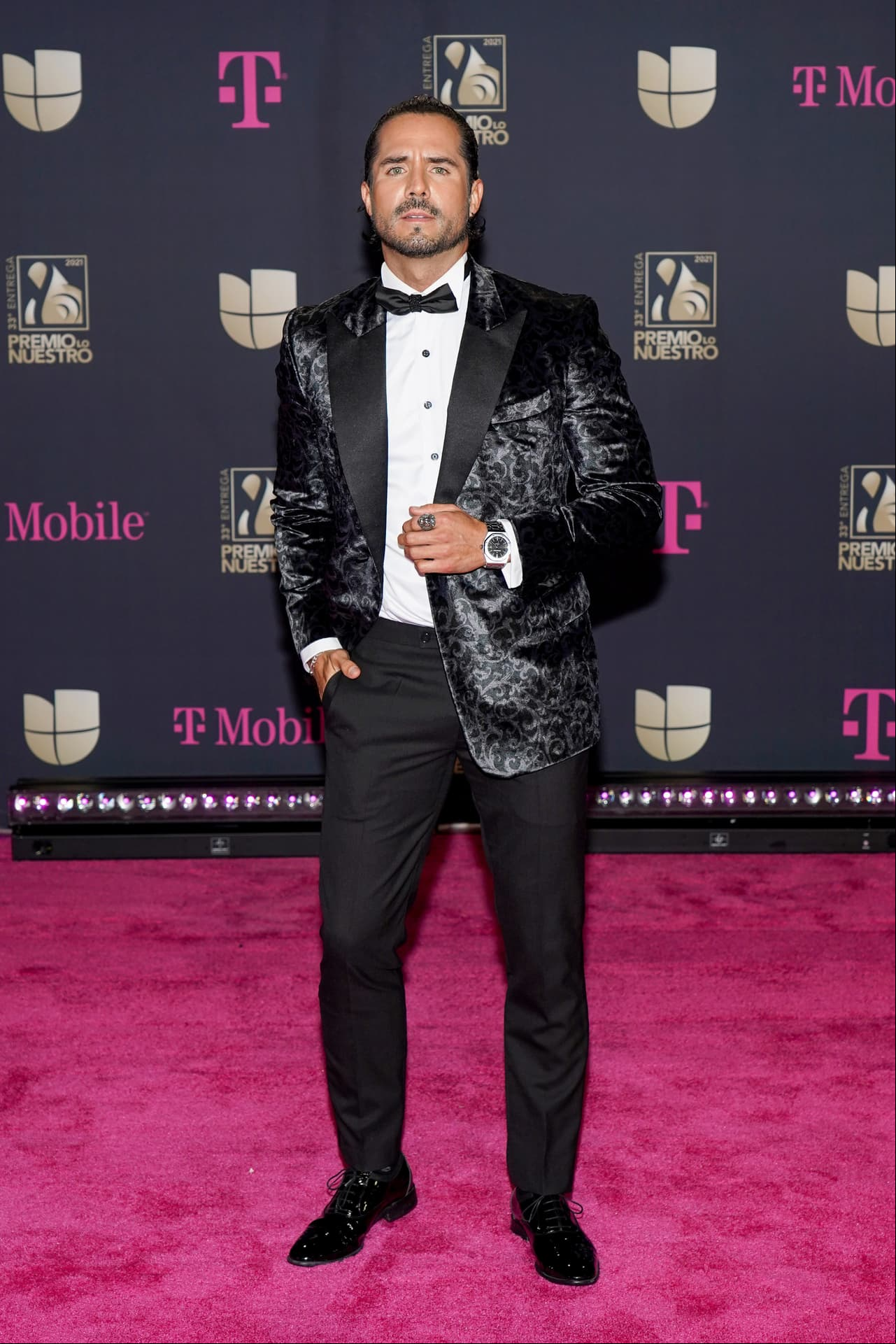 El actor mexicano José Ron también fue de los primeros en llegar al evento, pues al lado de Yuri y Chiquinquirá Delgado será uno de los maestros de ceremonia de Premios Lo Nuestro 2021. Ron se dejó ver muy elegante con un esmoquin negro con detalles plateados en el saco.