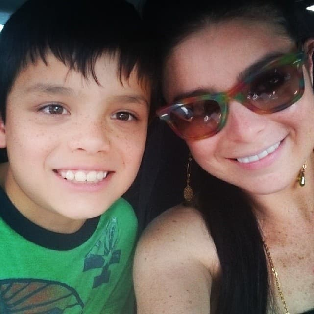 “Lo voy a decir una vez más, o sea, lo he dicho varias veces. Ni sé quién es mi papá y no me importa; así que les agradecería que me dejaran de preguntar por ese bastardo que no conozco”, sentenció en su live.