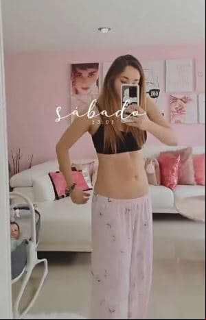 La estrella de televisión de 34 años detalló su nuevo aliado en la alimentación luciendo un top negro y la parte inferior del pijama, dejando así al descubierto el resultado en su vientre.