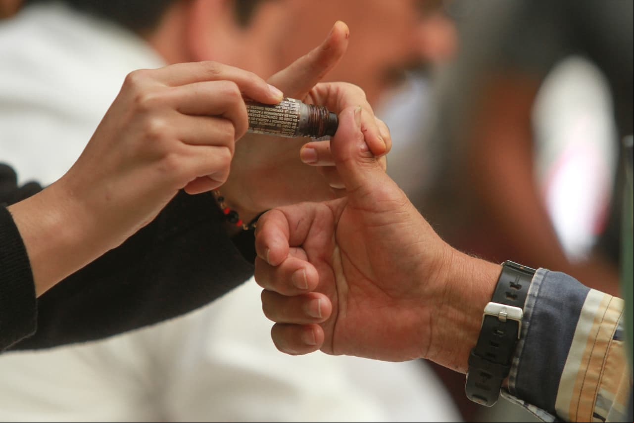 Esta es la razón por la que nunca debes publicar fotos de tu pulgar entintado