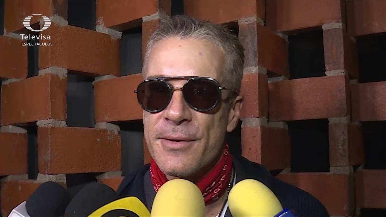 ¿Fernando Carrillo posaría completamente desnudo en redes sociales?