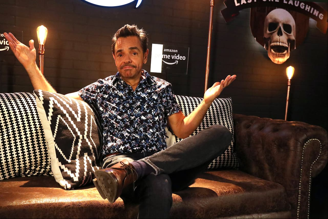Antes de ser reconocido en Hollywood, Eugenio Derbez fue mesero y limpiaparabrisas. “La mamá de Aislinn era dura, o sea me decía ‘aquí tienes que traer para pagar la renta’. Yo no vivía con ella, o sea éramos novios, pero me pedía que le cayera con una lana para la renta que ella pagaba entonces tuve que empezar a trabajar cuando yo estaba estudiando... Me fui a comprar un kit de limpiaparabrisas, estuve trabajando de limpiaparabrisas, lo hice pésimo… Me pasé a la mesereada y ahí sí me fue bien, porque como mesero la verdad sí era muy bueno”, comentó en YouTube.