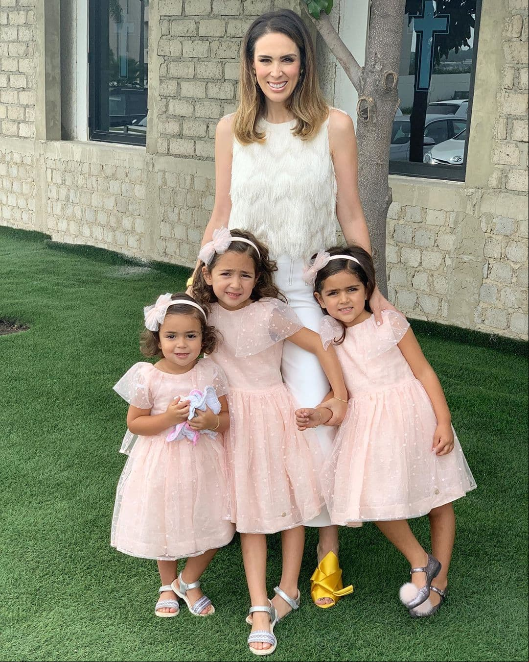 Desde que se convirtió en madre por cuarta ocasión, Jacqueline Bracamontes no ha dejado de compartir detalles de su maternidad. Y así como presume cuánto ha crecido sus mellizas, también comparte fotos de sus hijas mayores: Jacky (2013), Carolina (2014) y Renata (2016).