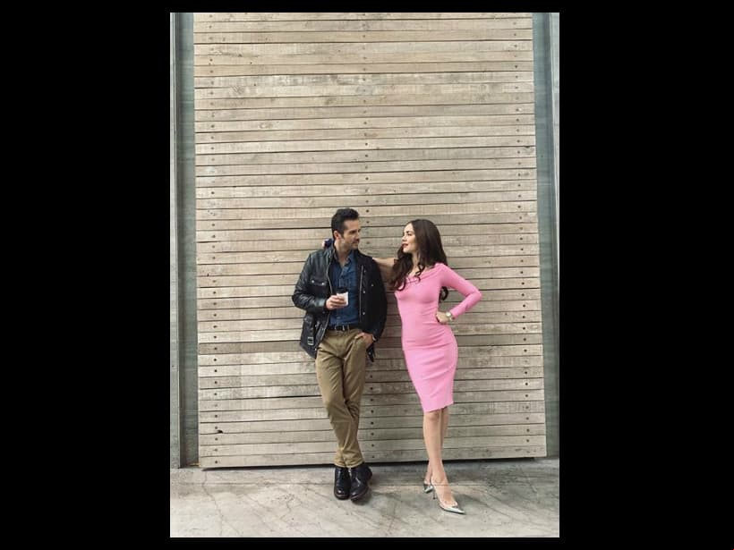 En las imágenes, publicadas en el perfil de Instagram del actor, José Ron y Camila Sodi aparecen viéndose a los ojos fijamente y sonriendo.