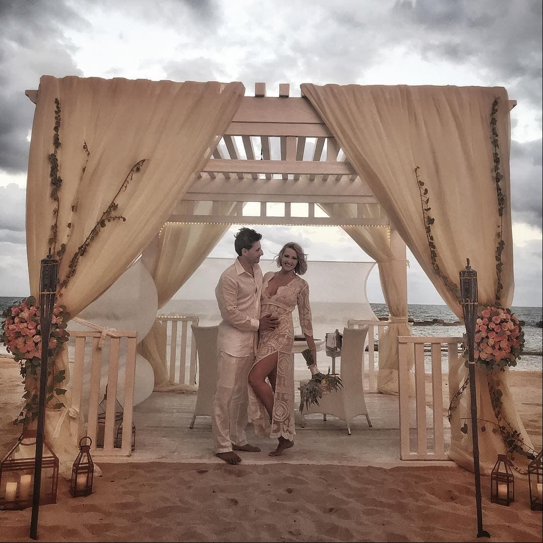 El 6 de abril de 2019, Lola tuvo una romántica boda en la playa en la que unió su vida a la de Luis Sahagun, con quien comparte fotografías viajando y disfrutando de su compañía recorriendo las bellezas naturales de Cancún.