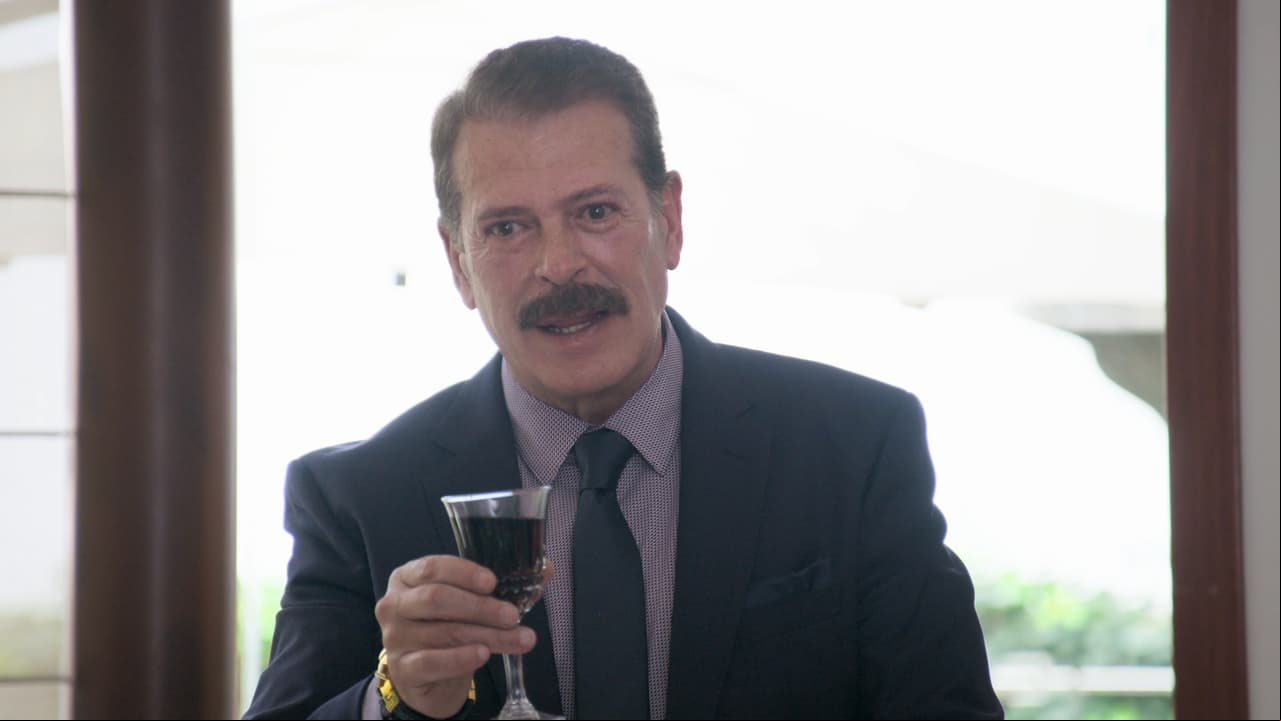 Tiempo después, 'Guillermo' brinda por toda su familia y el amor que tiene, pero se siente mal y se desmaya.