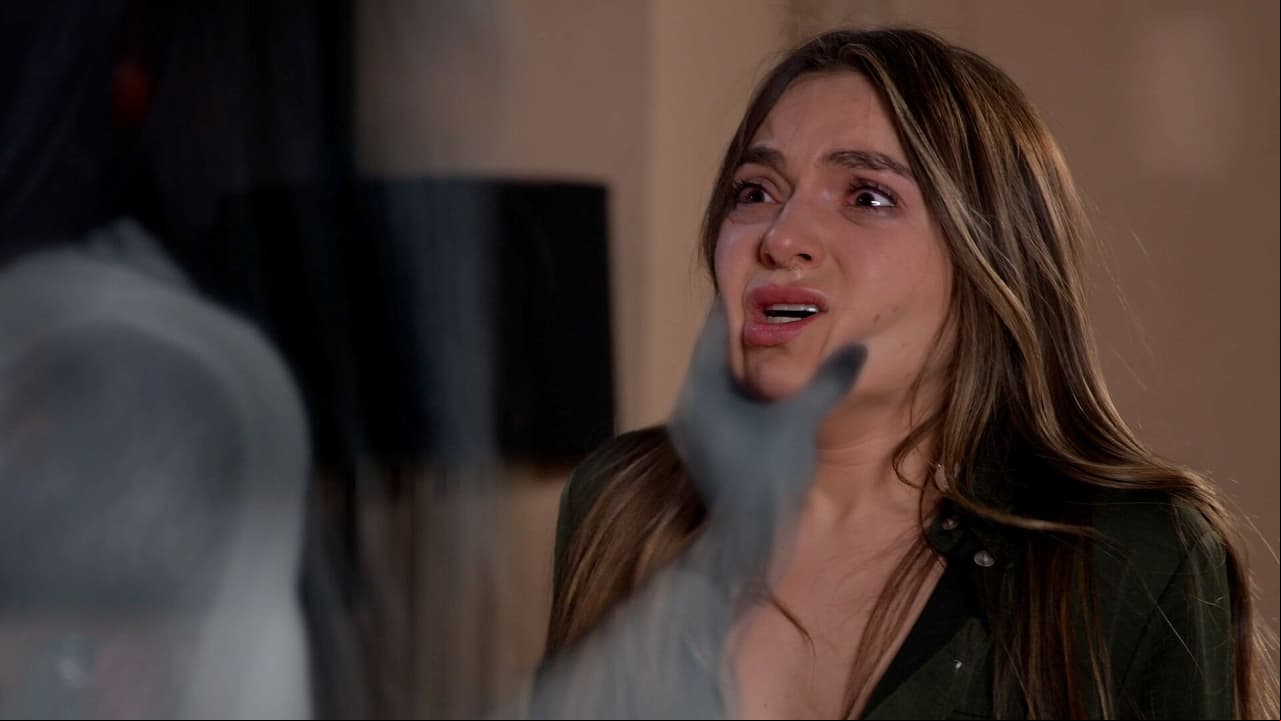El espiritu de Nora advierte a Vicky que huya de la organización