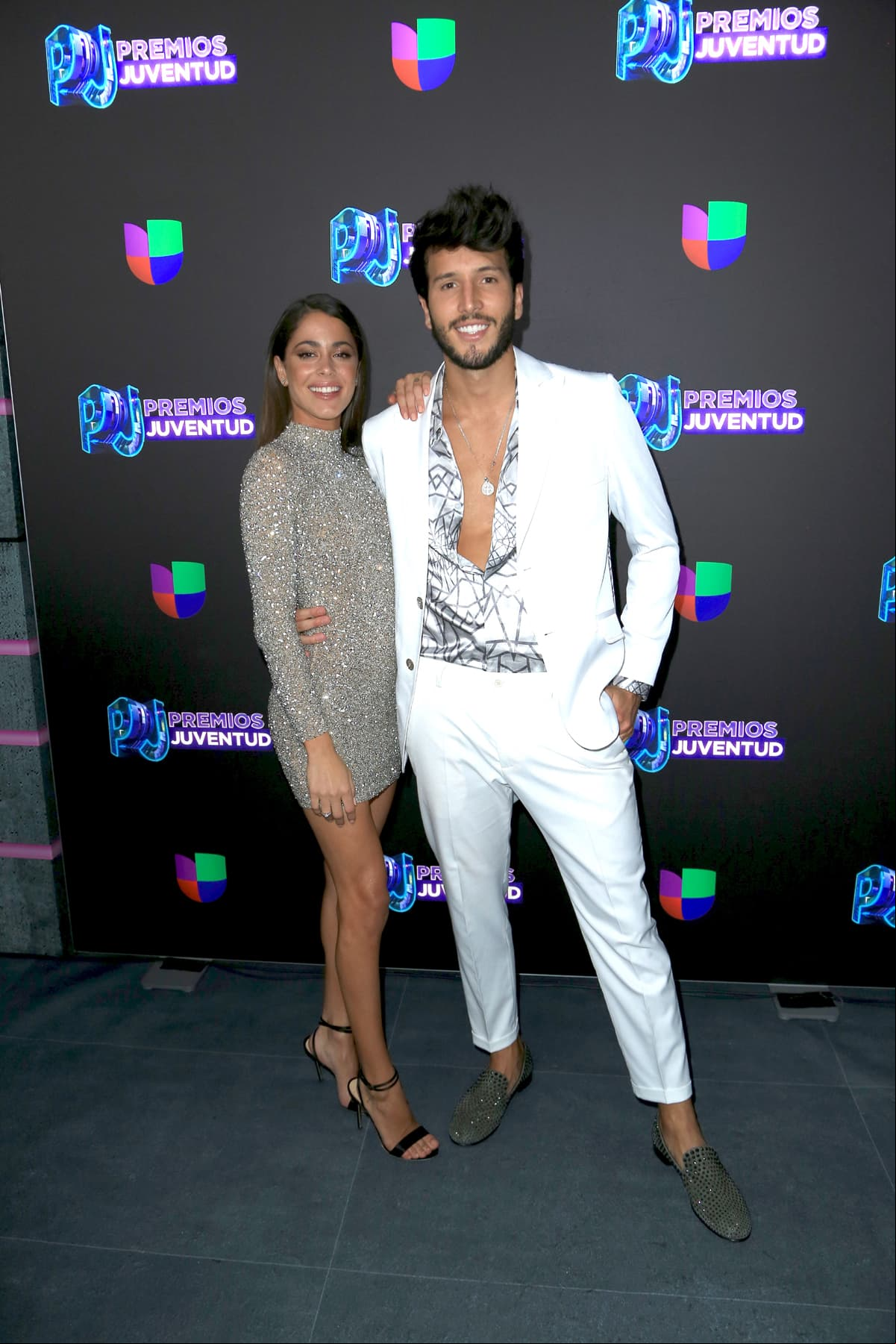 Tini Stoessel y Sebastián Yatra, la pareja del momento, se abrazaron y besaron en su paso por la alfombra azul.