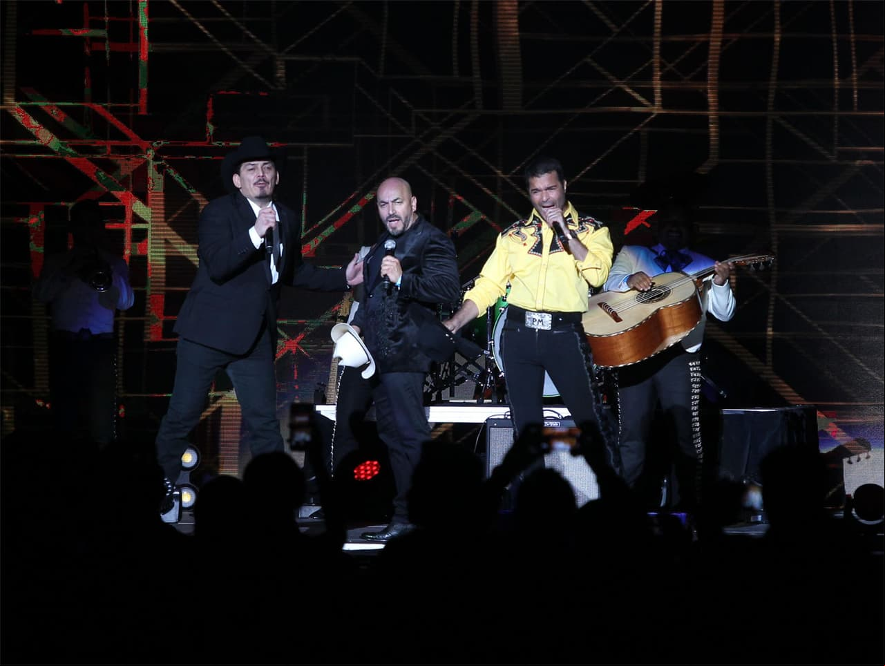José Manuel Figueroa, Lupillo Rivera y Pablo Montero fueron algunos de los intérpretes que pusieron a bailar a los miles de asistentes.