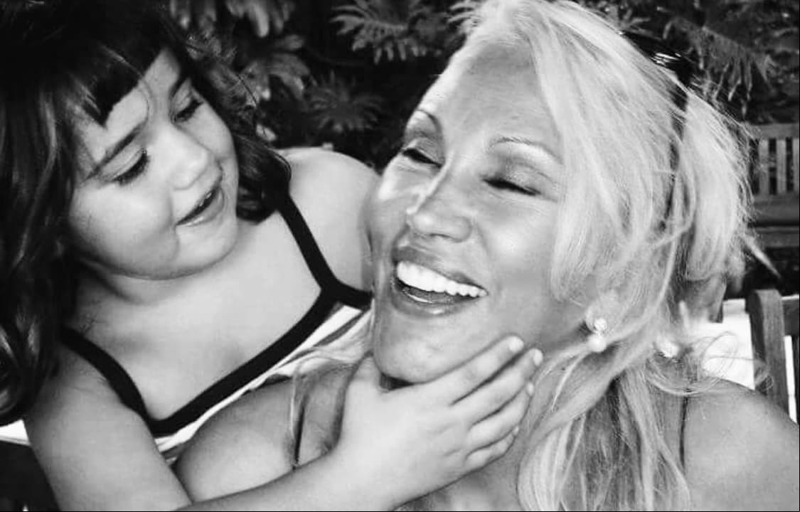 `Por su parte, su nieta Rebeca también es otra de las integrantes de la familia León que ha utilizado sus redes sociales para compartir tiernos momentos junto a su abuela.