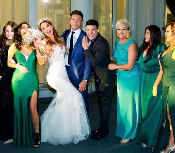 La ceremonia simbólica que unió a Ninel Conde y Larry Ramos en octubre pasado sin duda pasará a la historia y es que además de que fue celebrada en medio de la batalla legal que la cantante enfrenta con Giovanni Medina por la custodia de su hijo, el festejo estuvo en el ojo del huracán porque tuvo que cambiar de sede a causa de pandemia.