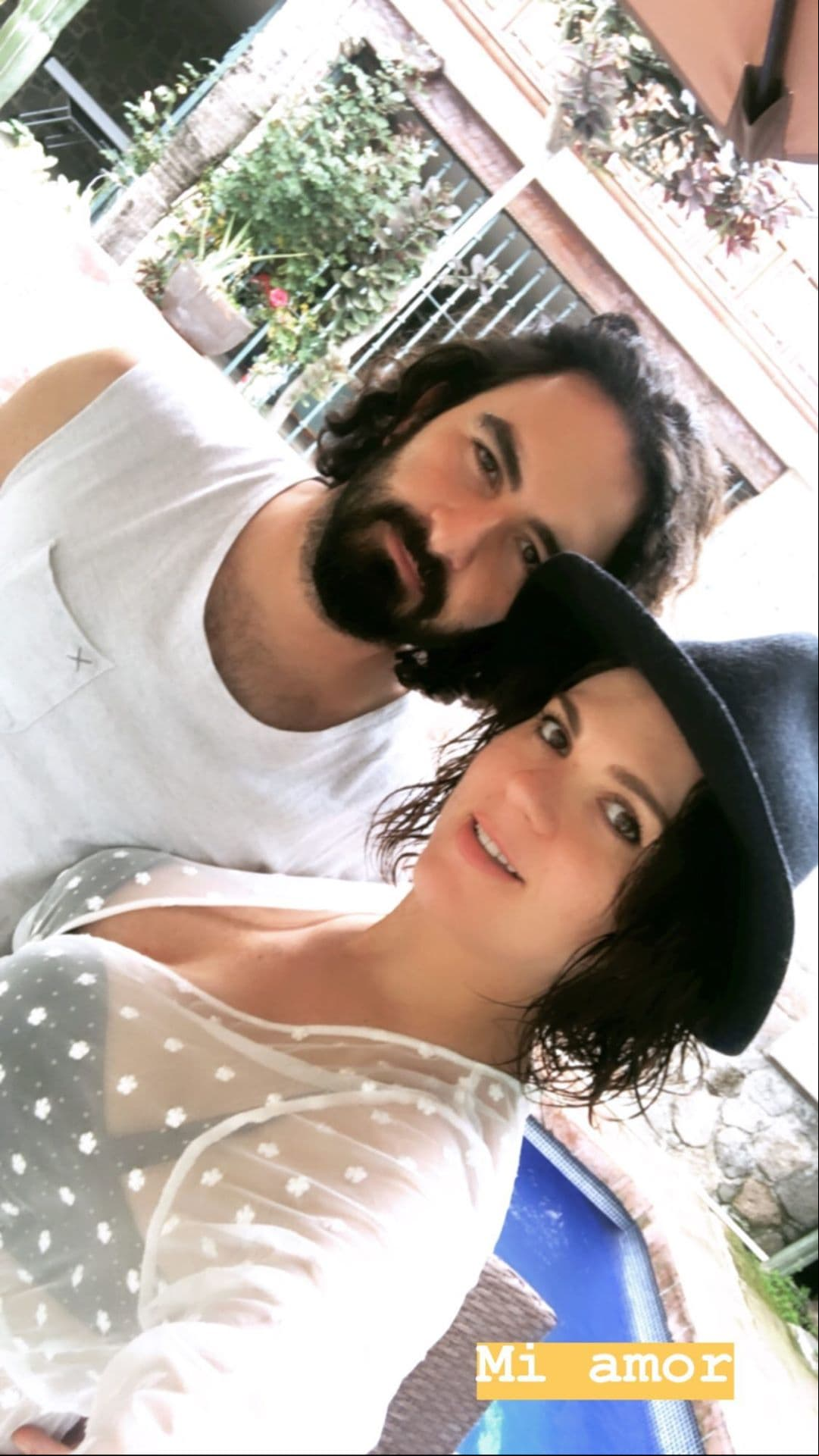 La foto romántica no pudo faltar y la actriz se dejó ver al lado de su pareja a quien dedicó un tierno 'Te amo'. Se espera que Zoraida Gómez debute como mamá el mes de septiembre.