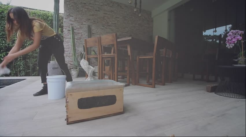 En el jardín posee un pequeño comedor con sillas, además de tener espacio para poder cuidar de sus plantas, ya que en ese momento estaba haciendo una composta con los residuos orgánicos que guarda en su refrigerador.