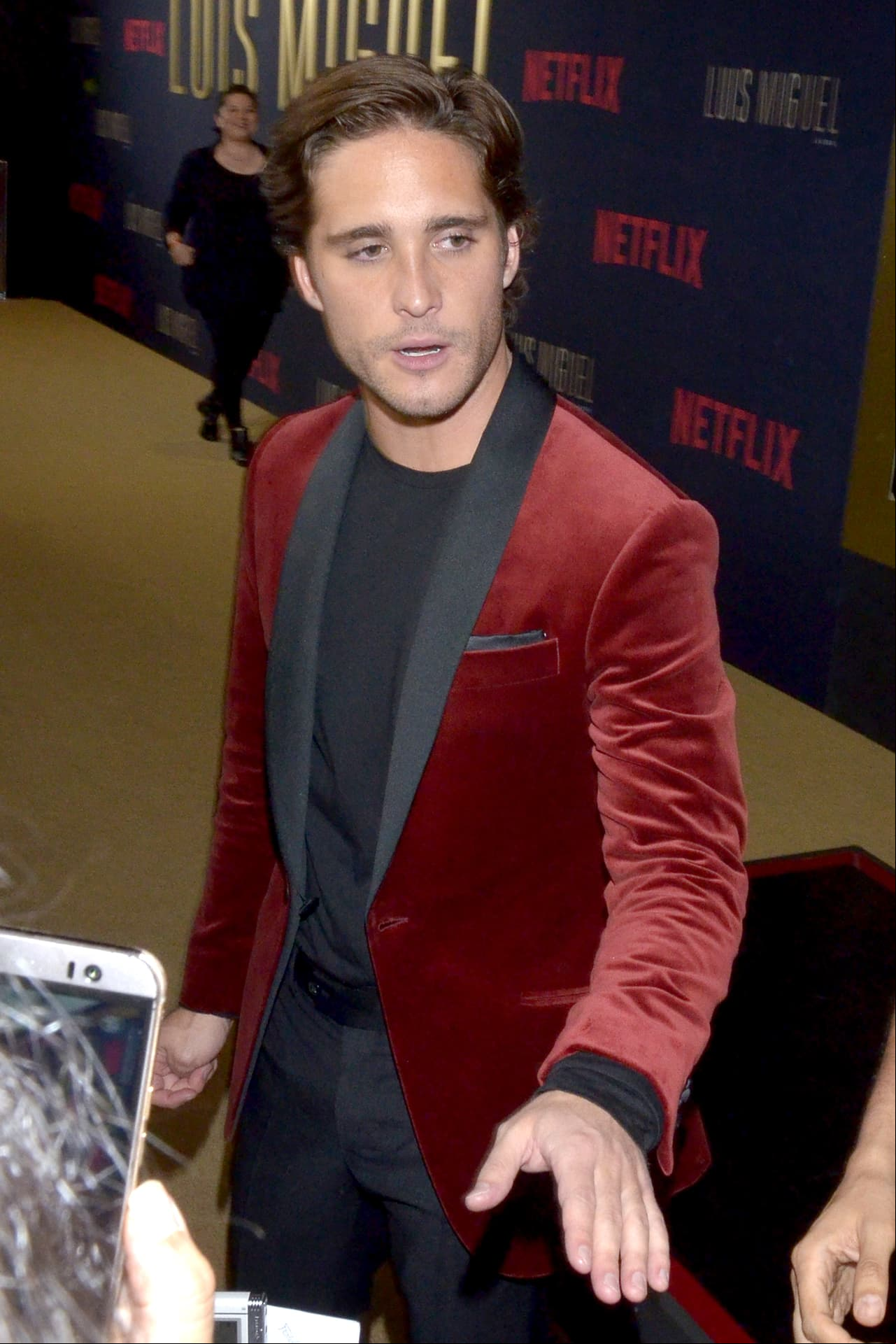 Diego Boneta, encargado de interpretar a Luis Miguel, asistió a la premiere de la bioserie