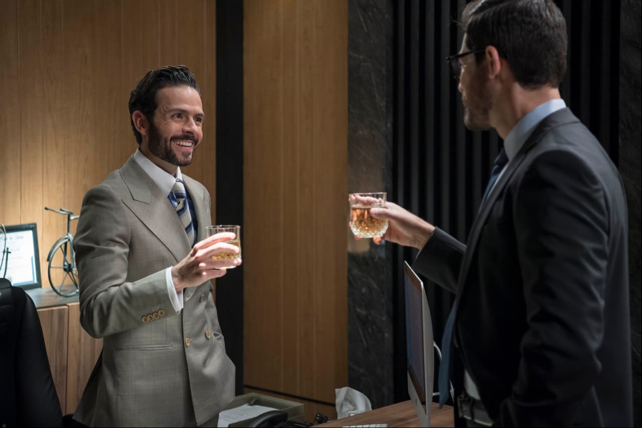 Brindemos con un buen whisky ¡Por la amistad! Roberto logra que Leonardo lo perdone.