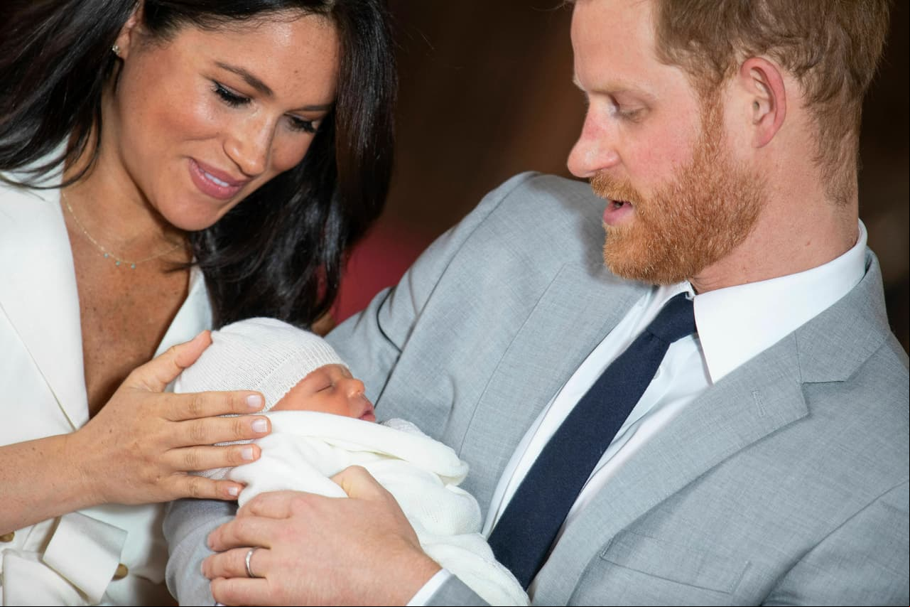 El duque de Sussex cargó en todo momento al pequeño, quien lució ropa blanca; mientras que la exactriz reveló lo mágico que han sido estos primeros días al lado del bebé, quien nació el pasado 6 de mayo.