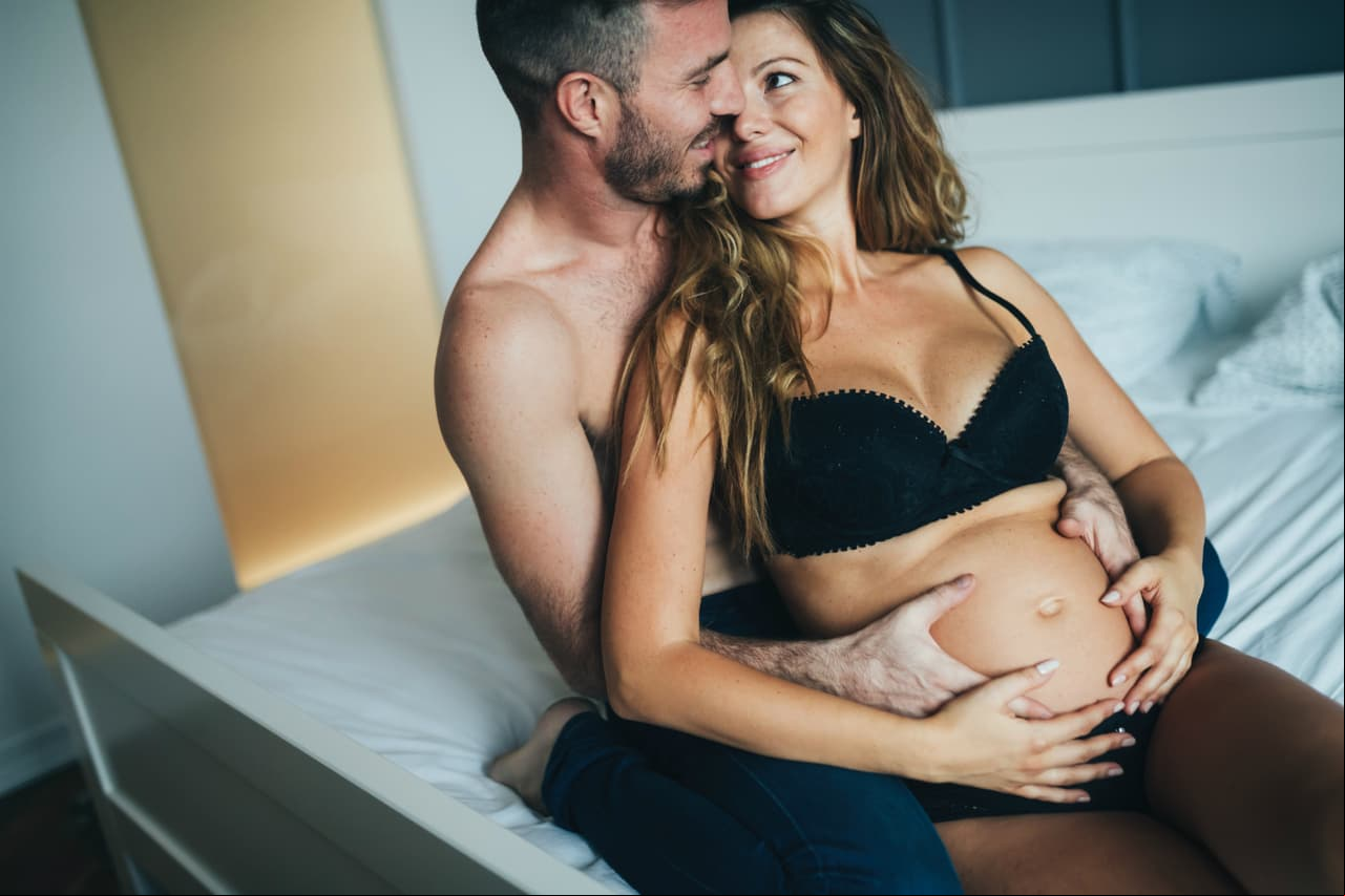 Disfruta de tu sexualidad mientras esperas la llegada de tu bebé ¡Haz clic en la galería y descubre cuáles son las mejores posiciones para tener sexo en el embarazo!