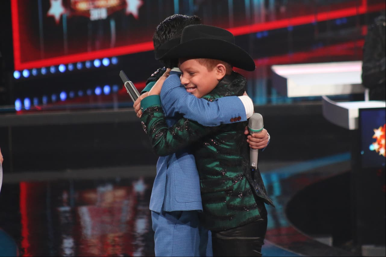 Al final, los grandes amigos se dieron un abrazo.