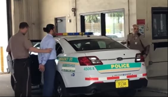 Además, estipuló que Pablo permaneciera en arresto domiciliario, portando un grillete localizador, le retiró el pasaporte y le prohibió conducir y consumir bebidas alcohólicas hasta que se esclarezca su situación legal.