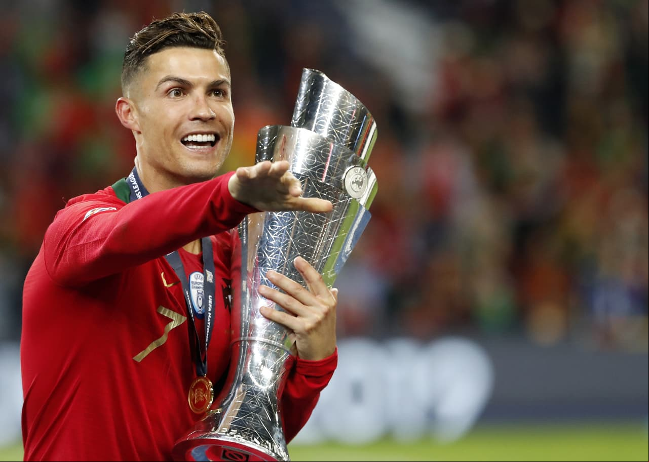 3. Al compartir imágenes de su vida profesional y personal, Cristiano Ronaldo tiene 177 millones de seguidores y cobra 975 mil dólares por publicación.