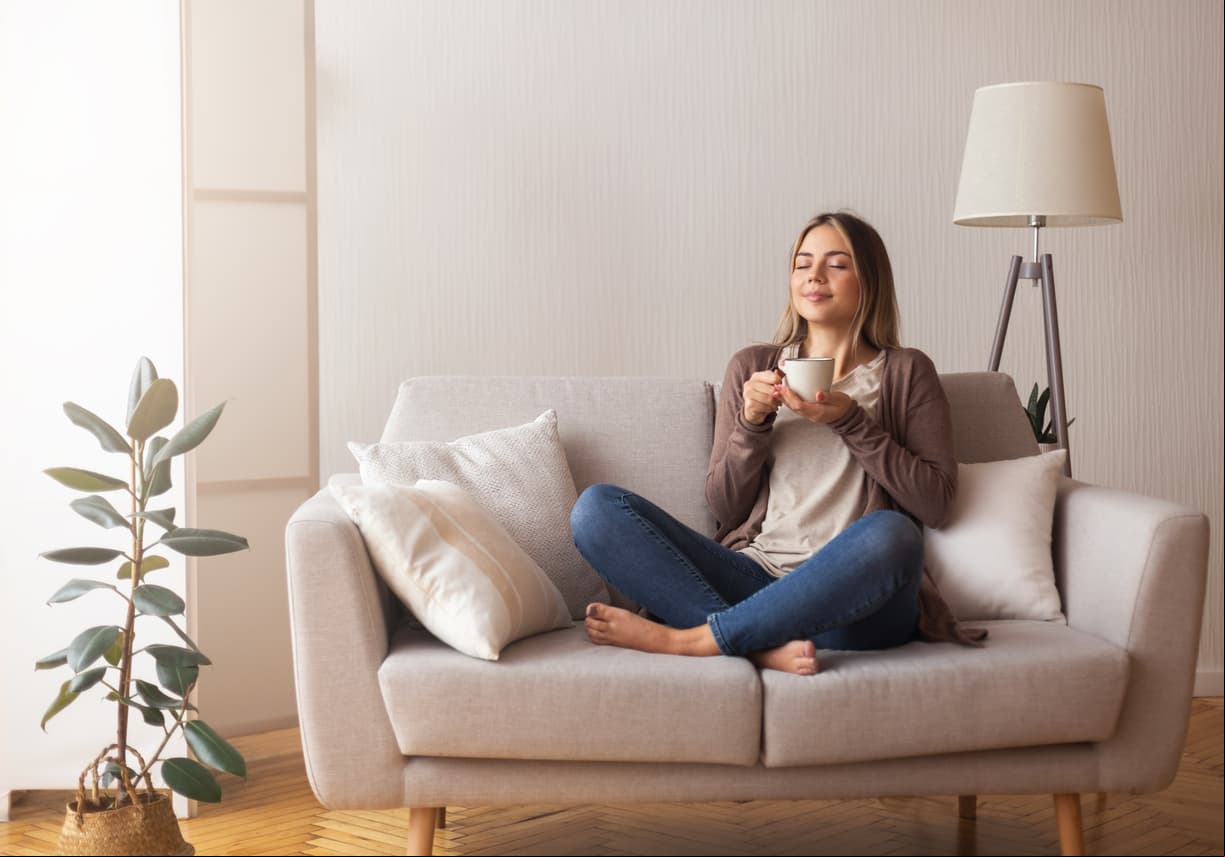EL SOFÁ: El uso de la sala implica, también, que le demos más uso a los sillones o sofás que tenemos en casa. “Este elemento de la casa está pensado para un uso no demasiado rudo, son lugares que usualmente usabas una vez a la semana (para recibir visitas, por ejemplo). Por eso, si tenemos alguno de estos sillones que no aguantan demasiado uso, debemos tener cuidado de la manera en la que los utilizamos y limpiarlos con frecuencia”, explica Luz. Entonces, si es el caso, vale la pena invertir en uno resistente, que no solo sirva para lucirlo sino para usarlo diariamente.