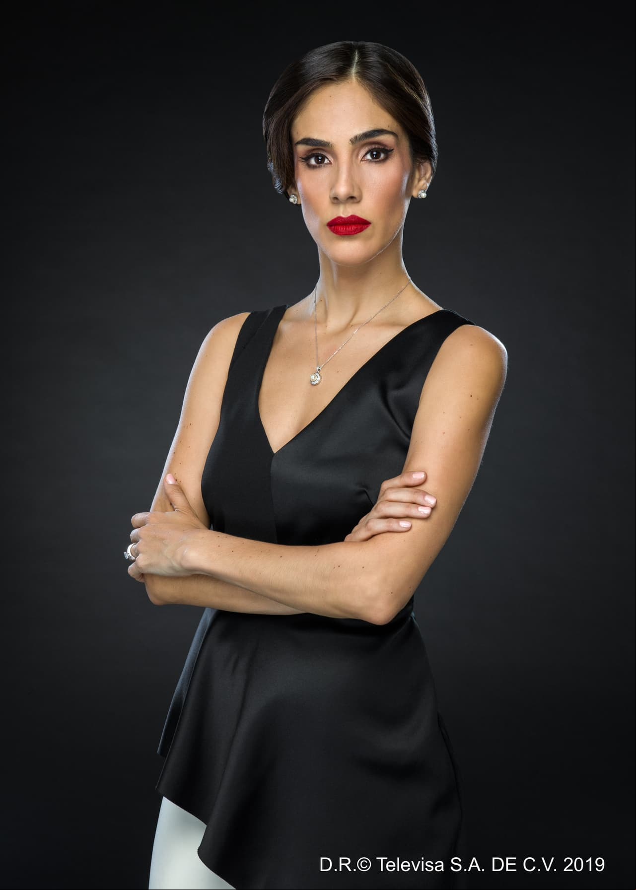 "Paola Miranda" (Sandra Echeverría) es la esposa de "Carlos", el presidente de México, y la flamante primera dama. Proviene de una familia acomodada en la que siempre obtuvo todo lo que quiso. Tiene una hermana gemela ("Paulina"), de la que supo su existencia hace poco y por la que vive obsesionada con vengarse de ella. Es fría, manipuladora, de carácter fuerte, pero refinado. Vive obsesionada con su imagen. Es vengativa y está llena de resentimientos.