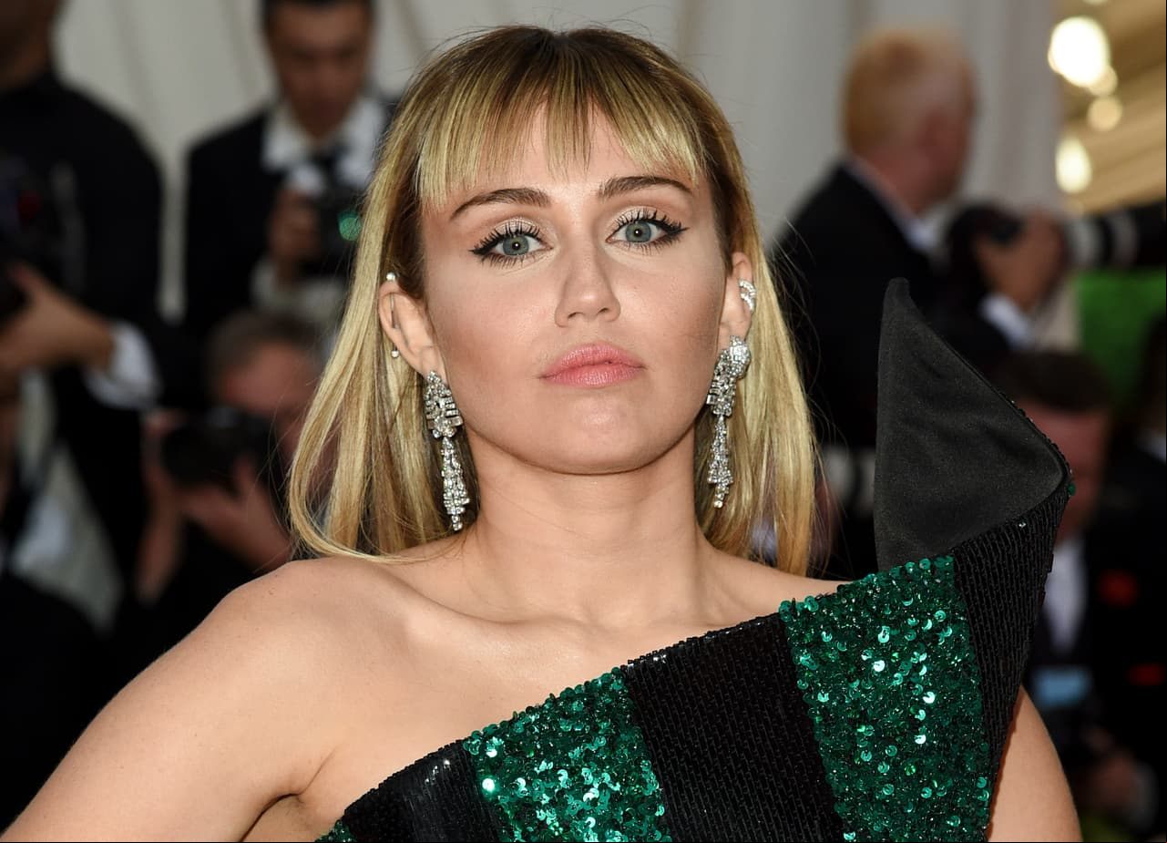 Miley Cyrus. Su papel de “Hannah Montana” la hizo alcanzar el éxito, sin embargo, la fama no fue fácil de sobrellevar para la actriz, quien en entrevista con Jimmy Fallon itió su adicción a la marihuana.