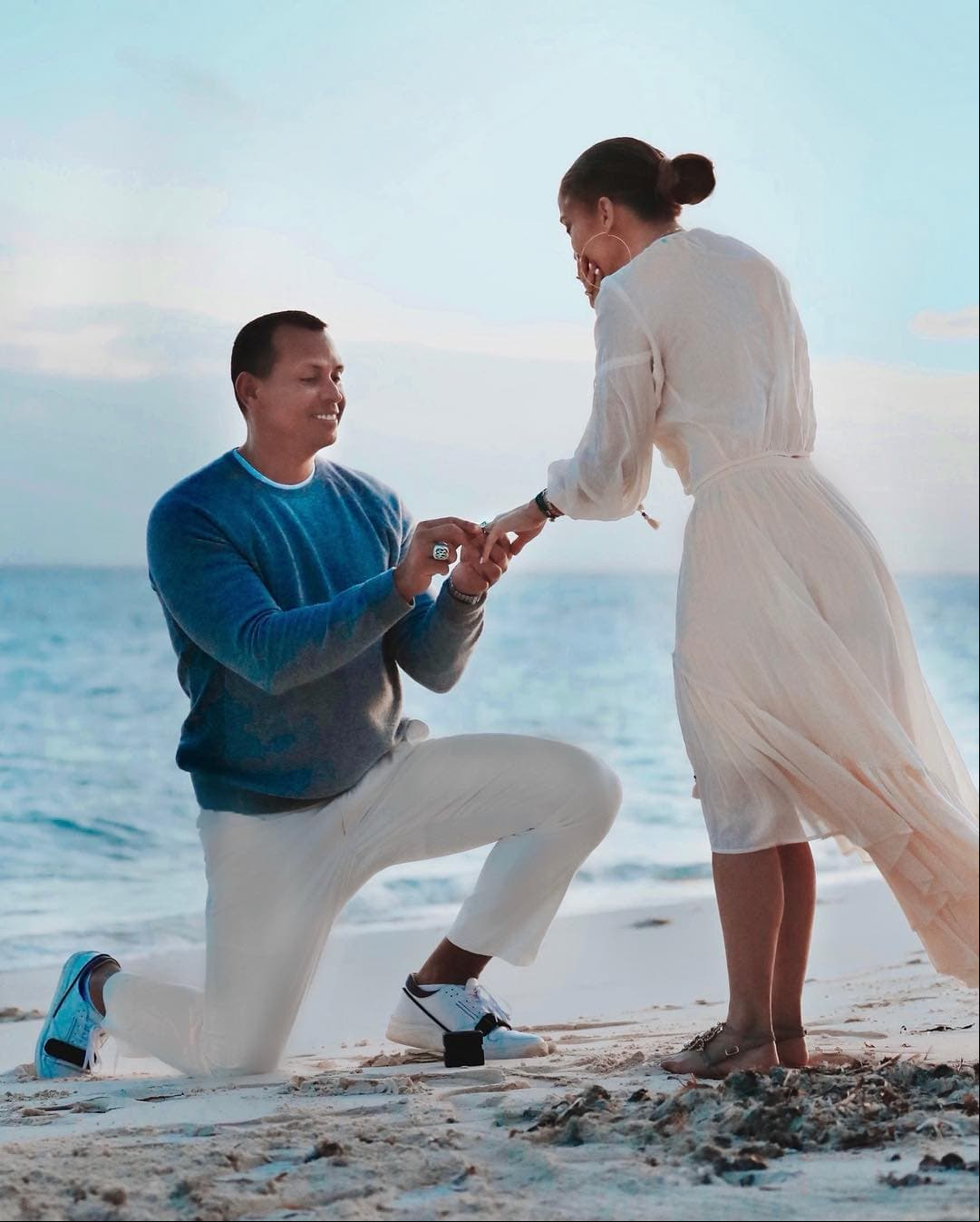 JLo compartió en Instagram el momento en que el exbeisbolista le coloca el anillo, mientras que ella luce evidentemente sorprendida.