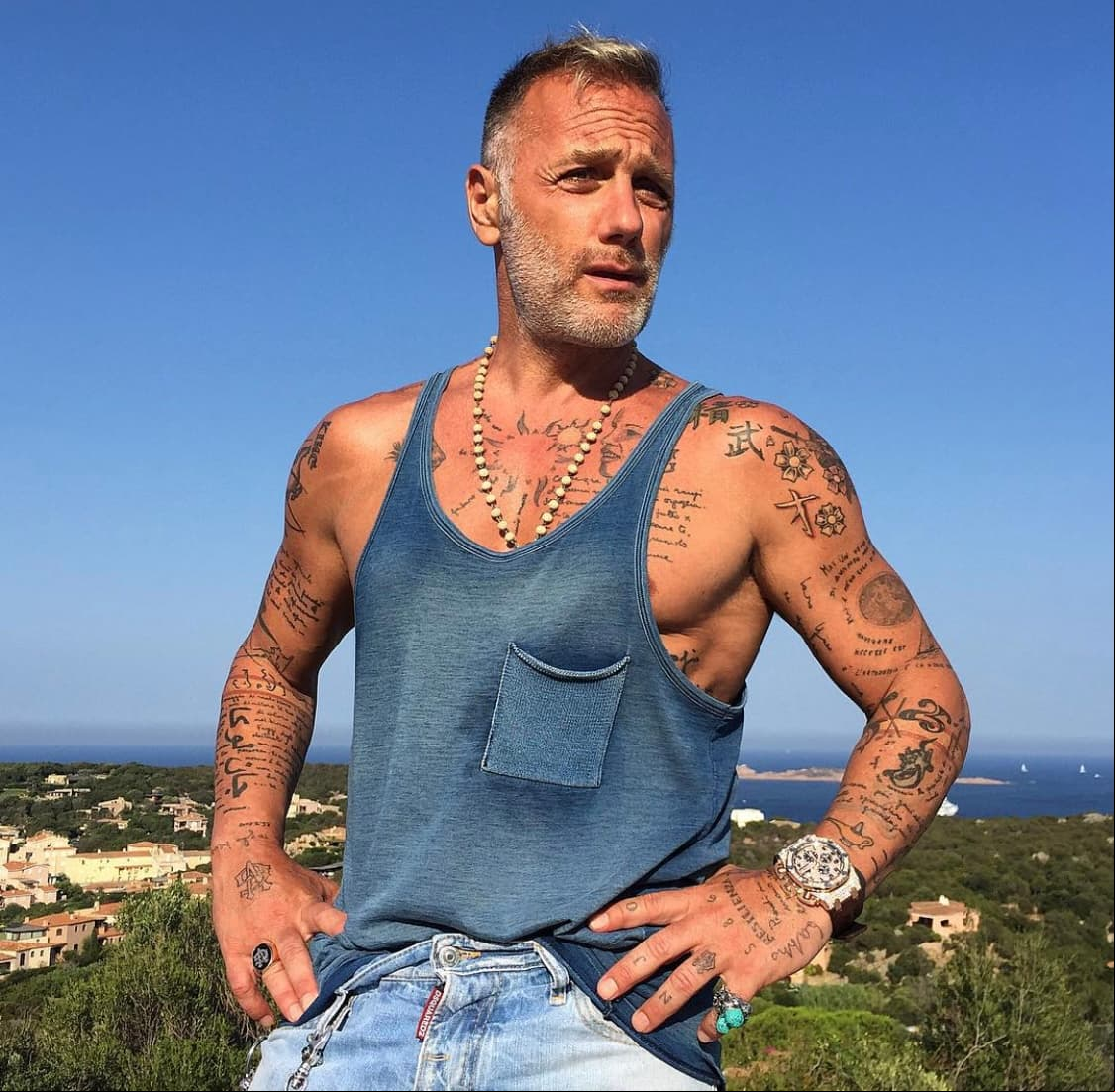Curiosamente, ahora con 53 años, luce un look mucho más juvenil que le ha generado millones de fans alrededor del globo.