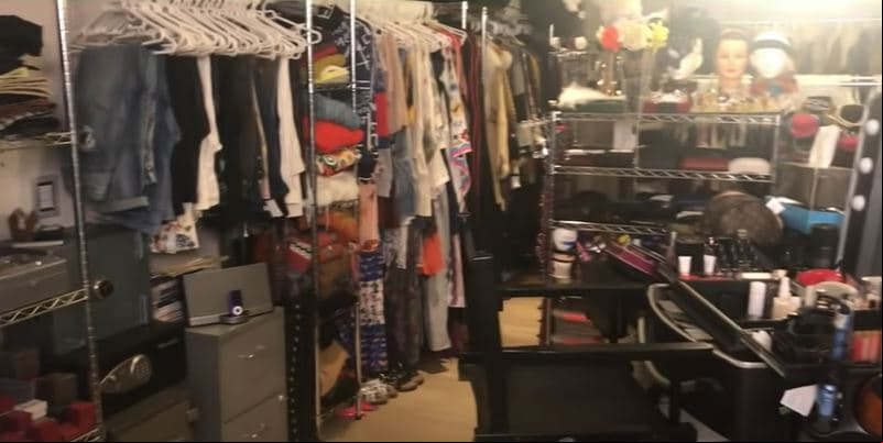 El clóset, explicó, tuvo que ser acomodado de manera industrial para que cupiera el 300 por ciento más de lo normal, no tiene gavetas, ni muebles para poder aprovechar cada rincón.