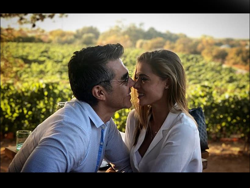 El anuncio fue a través de una romántica fotografía que ambos compartieron en sus redes sociales. “Y de repente llegaste y todo cambió", expresó el comediante.