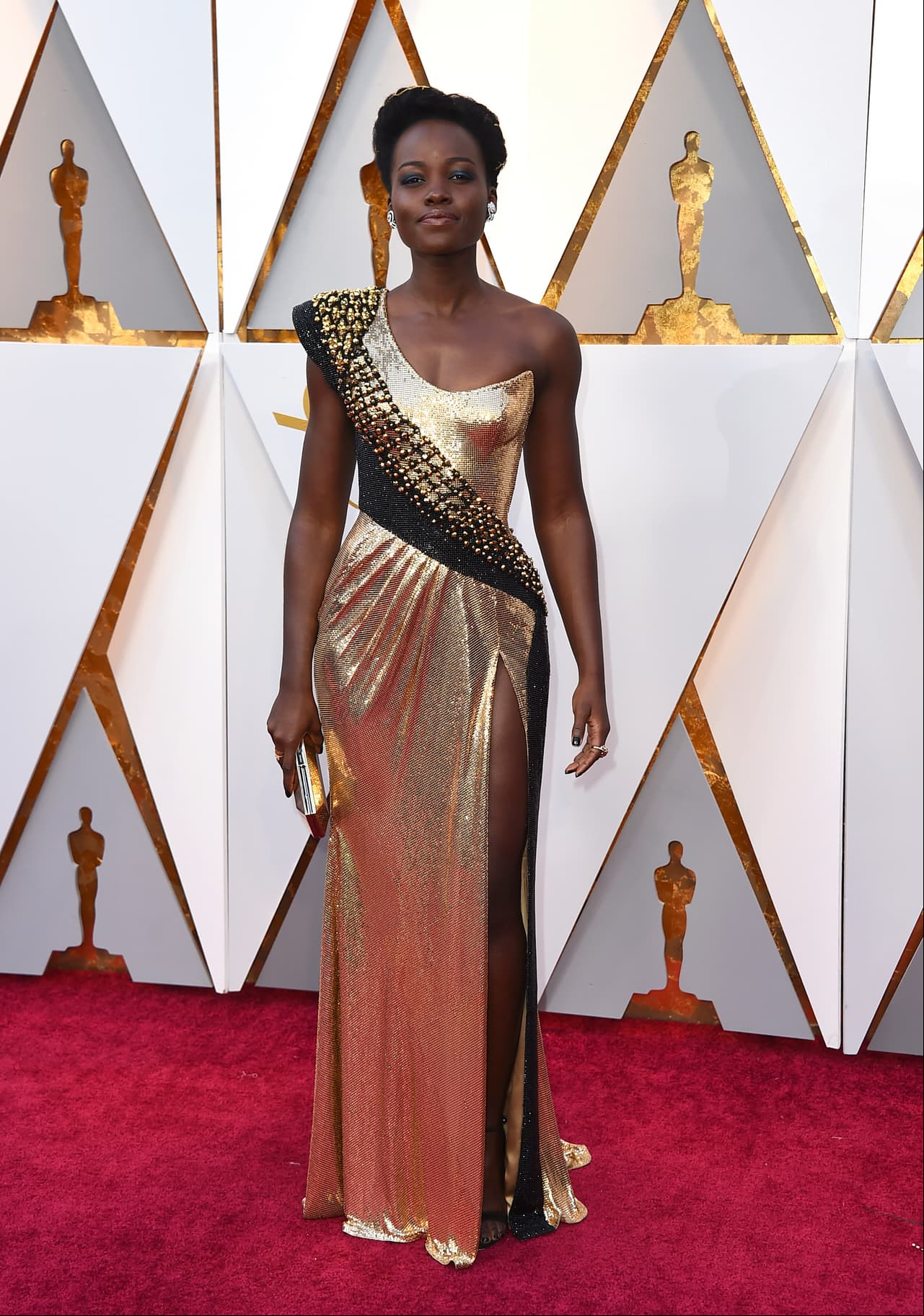 Lupita Nyong'o eclipsó con un vestido Versace, que resaltó una de sus piernas.