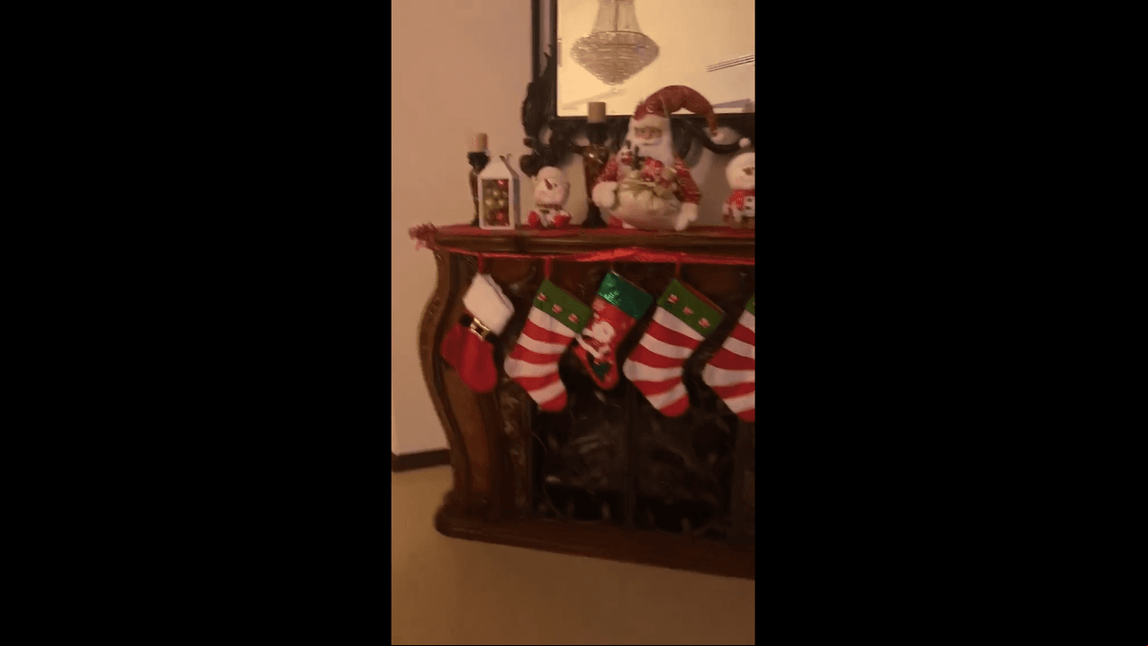 En la chimenea, se alcanzan a apreciar muñecos de nieve, faroles llenos de esferas y un Santa Claus; además colgaron varias botas decoradas con motivos navideños.
